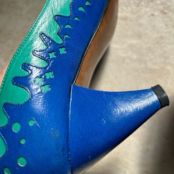 Unique GUCCI two tone leather pumps! Size 5! Excellent condition. - Picture 8 of 10